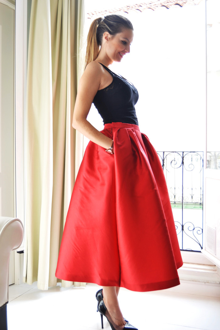 En Micolet te damos algunos consejos para lucir las faldas maxi largas con mucho estilo. Usa maxi faldas de colores para el día a día; una falda larga azul, estampada queda genial con un crop top, y dependiendo de la época del año, puedes ponertela con unas bailarinas o con unas sandalias planas.